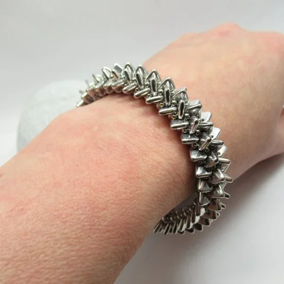 Handwoven spiky silver triangle bracelet - Picture 6 of 12